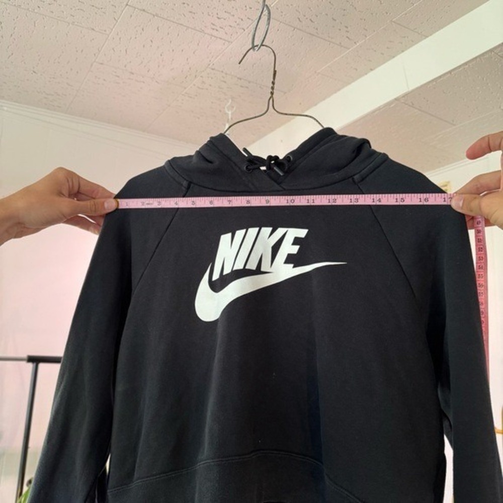 Nike Cropped Hoodie Womens M Black‎ Logo Fleece Pullover Athleisure Streetwear - Picture 6 of 7